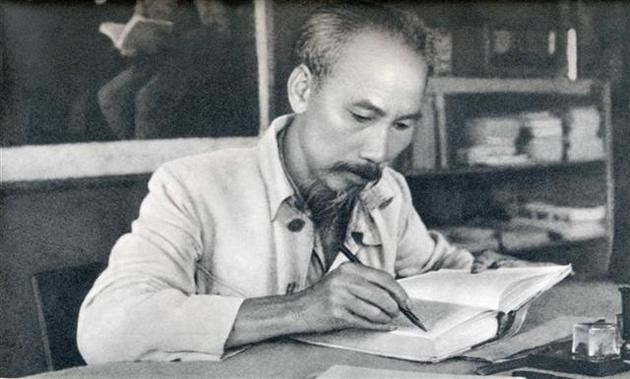 "Có tài mà không có đức là người vô dụng, có đức mà không có tài thì làm việc gì cũng khó" - Chủ tịch Hồ Chí Minh